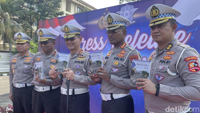 Korlantas Polri meluncurkan buku ujian materi SIM A dan C. (Silvi/detikcom)