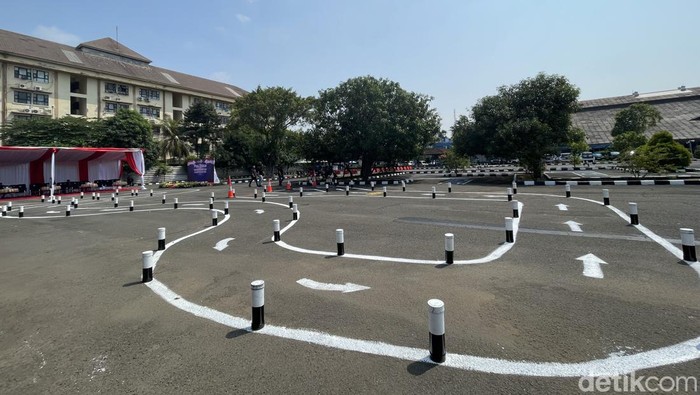 Korlantas Polri resmi mengubah sirkuit untuk ujian praktik pembuatan SIM dari bentuk angka 8 menjadi huruf S. Begini bentuk lintasan ujiannya. (Silvia Ng/detikcom)