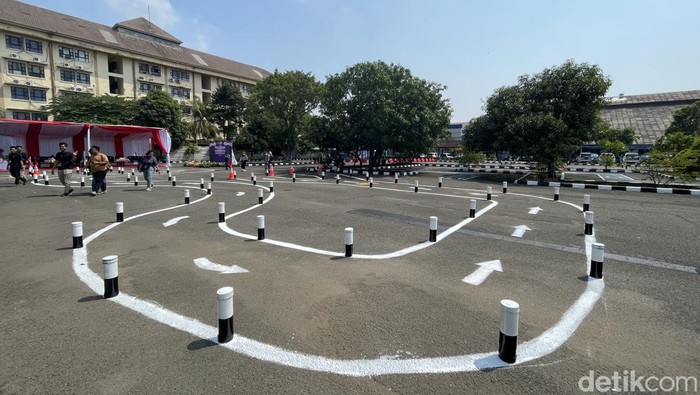 Korlantas Polri resmi mengubah sirkuit untuk ujian praktik pembuatan SIM dari bentuk angka 8 menjadi huruf S. Begini bentuk lintasan ujiannya. (Silvia Ng/detikcom)
