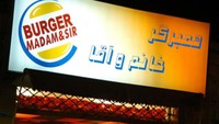 Terakhir di daerah Timur Tengah, ada Burger Madam & Sir yang terinspirasi dari restoran Burger King.  Foto: BuzzFeed/Reddit