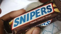 Snickers kini punya saingan terbarunya yang bernama Snipers, dengan tampilan yang identik. Foto: BuzzFeed/Reddit