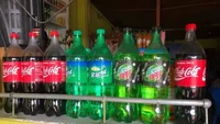 Bukan Coca-Cola dan Sprite, tapi brand soda ini bernama Club Cola dan Right. Tentunya dengan desain botol yang mirip seperti brand asli. Foto: BuzzFeed/Reddit