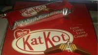 Bukan KitKat, tapi cokelat ini namanya KatKot lengkap dengan warna merah dan logo wafer cokelat terbelah seperti brand KitKat. Foto: BuzzFeed/Reddit