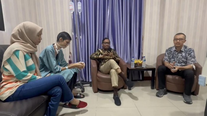 Menko Polhukam Mahfud Md menjenguk Sultan Rif’at Alfatih (20) korban terjerat kabel menjuntai yang tengah dirawat di RS Polri Kramat Jati, Jakarta Timur. Sultan yang tidak dapat berbicara, berkomunikasi dengan Mahfud menggunakan HP lewat pesan teks.