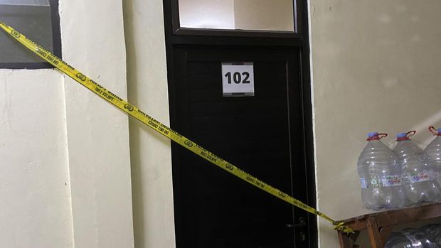 Polisi menangkap mahasiswa Universitas Indonesia (UI) berinisial AAB (23) yang diduga sebagai pelaku pembunuhan adik tingkatnya, MNZ (19). Lokasi berada di kamar kosan korban.