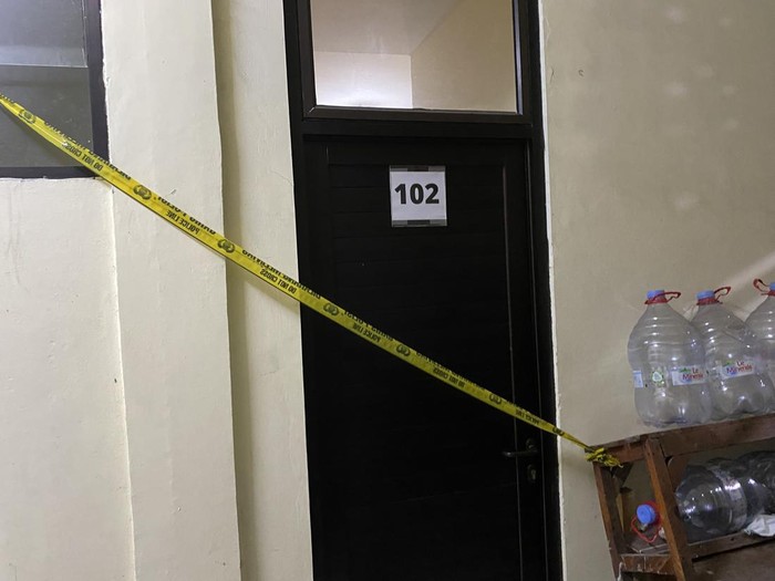 Polisi menangkap mahasiswa Universitas Indonesia (UI) berinisial AAB (23) yang diduga sebagai pelaku pembunuhan adik tingkatnya, MNZ (19). Lokasi berada di kamar kosan korban.
