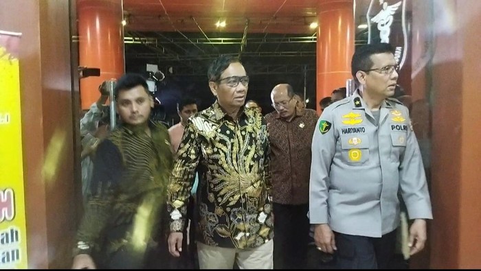 Menko Polhukam Mahfud Md menyambangi RS Polri Kramat Jati, Jakarta Timur (Jaktim). Mahfud datang untuk menjenguk Sultan Rifat Alfatih (20) korban terjerat kabel menjuntai di Jakarta Selatan (Jaksel).