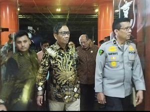 Jenguk Sultan Korban Kabel Menjuntai, Mahfud Ngobrol Lewat Ketikan HP