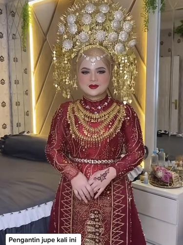 Makeup artist ini mengunggah video transisi seorang pengantin wanita berkumis tampil flawless dan pangling, mendadak viral di media sosial.