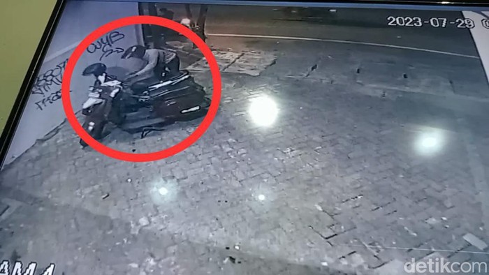 Maling motor beraksi di Surabaya terekam CCTV