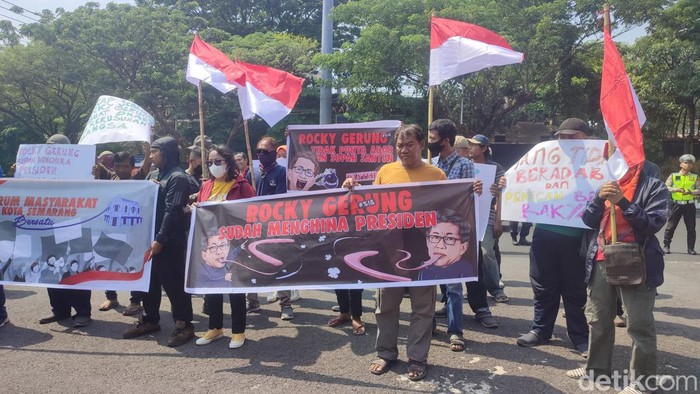 Massa demo di depan Mapolda Jateng minta Rocky Gerung ditangkap, Jumat (4/8/2023).