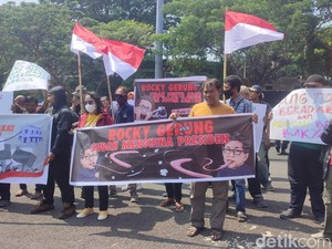 Massa Demo di Depan Polda Jateng Minta Rocky Gerung Ditangkap