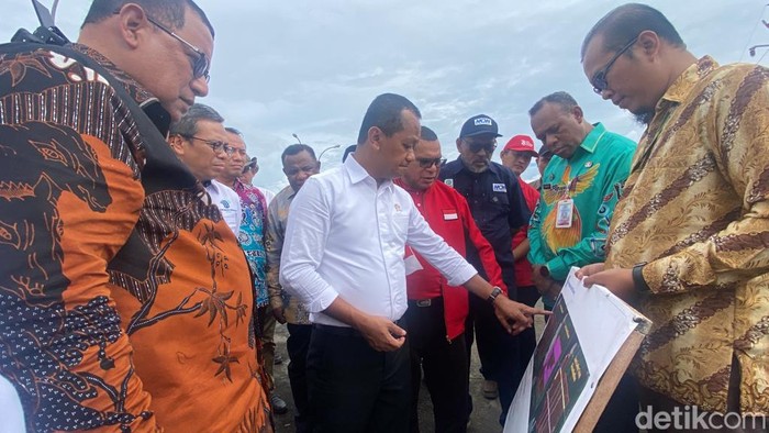 Menteri Investasi/Kepala BKPM Bahlil Lahadalia saat berkunjung ke KEK Sorong.
