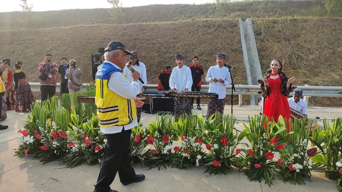 Menteri PUPR Basuki nyanyi Neng Geulis di peresmian Tol Bocimi
