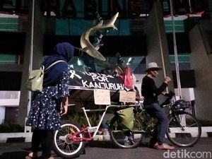 Bonek Kawal Pesepeda yang Bawa Keranda Keadilan untuk Tragedi Kanjuruhan