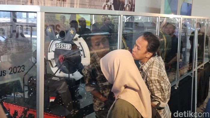Miniatur Lokomatif Uap Terbesar se-Indonesia di Stasiun Gubeng Surabaya.