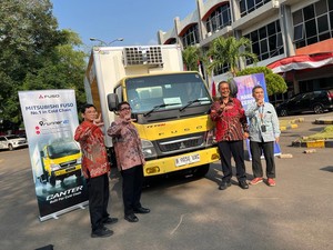 Mitsubishi Fuso Serahkan 1 Unit Truk Berpendingin ke Pos Logistik Indonesia