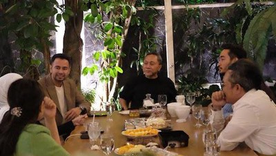 Momen Raffi Ahmad Kunjungi Rumah Zulkifli Hasan