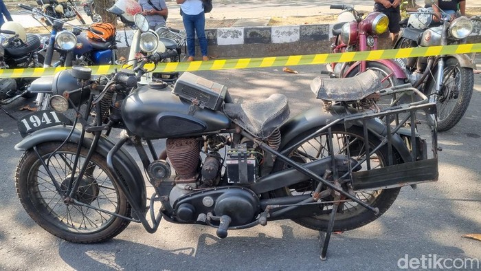 Motor BSA tipe Army tahun1941 saat mejeng di Djogjaantique Day #7, parkir barat Jogja Expo Center (JEC), Kapanewon Kasihan, Kabupaten Bantul, Jumat (4/8/2023).
