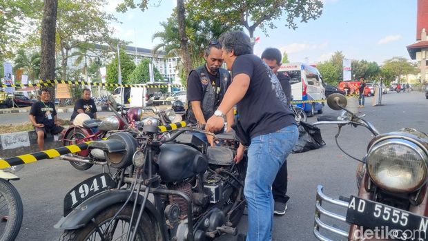 Motor BSA tipe Army tahun1941 saat mejeng di Djogjaantique Day #7, parkir barat Jogja Expo Center (JEC), Kapanewon Kasihan, Kabupaten Bantul, Jumat (4/8/2023).