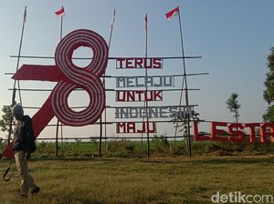 Kreatif! Pemuda Indramayu Sulap Barang Bekas Jadi Ornamen HUT RI