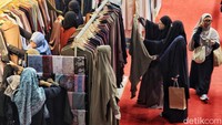 Pengunjung melihat beragam produk dalam pameran Halal Fair.  