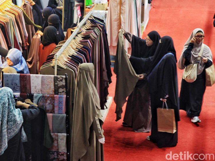 Berburu Busana Muslim hingga Paket Umrah di Halal Fair Istora Senayan