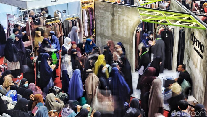 Pameran Halal Fair di Istora Senayan Dipenuhi Pengunjung Pengunjung melihat beragam produk dalam pameran Halal Fair di Istora Senayan, Jakarta, Jumat (4/8/2023). Pameran yang berlangsung hingga Minggu (6/8) menghadirkan beragam produk halal seperti fashion, paket umrah, buku muslim, pendidikan Islam, kelas memasak, dan komunitas.