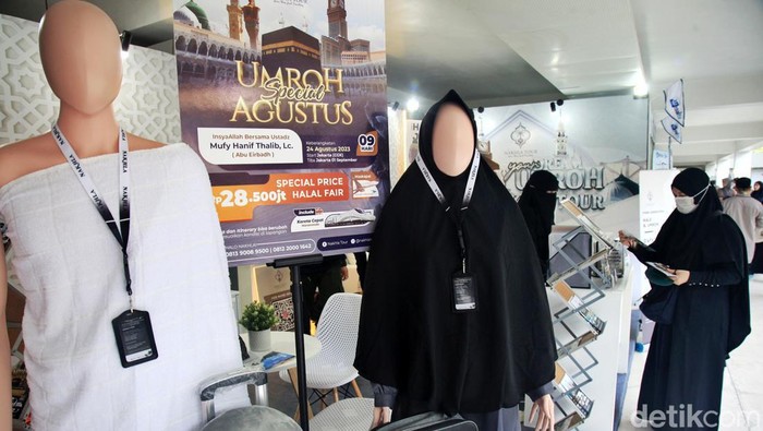 Pameran Halal Fair di Istora Senayan Dipenuhi Pengunjung Pengunjung melihat beragam produk dalam pameran Halal Fair di Istora Senayan, Jakarta, Jumat (4/8/2023). Pameran yang berlangsung hingga Minggu (6/8) menghadirkan beragam produk halal seperti fashion, paket umrah, buku muslim, pendidikan Islam, kelas memasak, dan komunitas.
