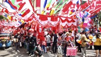Kios-kios dipercantik dengan tema merah putih.  