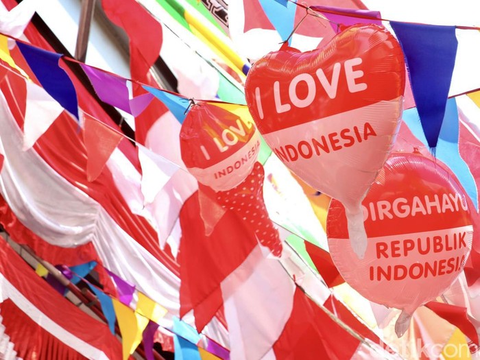 Menjelang HUT ke-78 RI, Pasar Mester Jatinegara, Jakarta, telah dipercantik dengan tema merah putih, Jumat (3/8). Hal itu untuk menyemarakkan HUT RI.