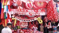 Hari Kemerdekaan RI tinggal dua pekan lagi. Jelang perayaan tersebut, Pasar Mester Jatinegara mulai diramaikan dengan pernak-pernik HUT RI.  