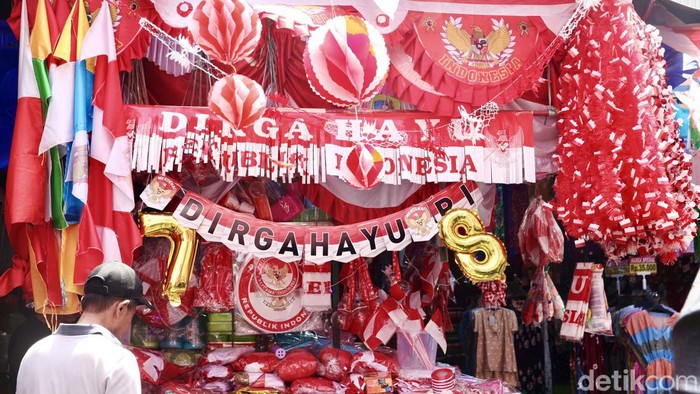 Pasar Mester Jatinegara Bernuansa Merah Putih Jelang HUT RI Menjelang HUT ke-78 RI, Pasar Mester Jatinegara, Jakarta, telah dipercantik dengan tema merah putih, Jumat (3/8). Hal itu untuk menyemarakkan HUT RI.