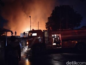 Dani Khawatir Kebakaran Pasar Sadang Serang Merembet ke Permukiman