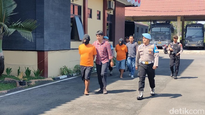 Pelaku pencurian kayu digelandang di Mapolres Kulon Progo, Jumat (4/8/2023).