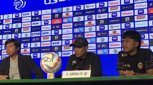 Pelatih Arema FC Joko Susilo saat konferensi pers di Gianyar, Bali, Jumat (4/8/2023). (Siti Muamalah/detikBali)