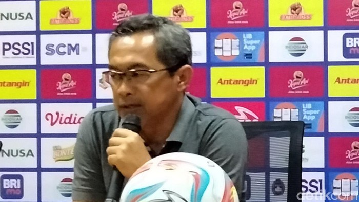 Pelatih Persebaya Aji Santoso
