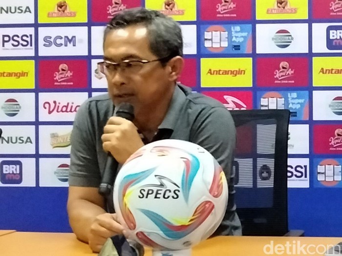 Pelatih Persebaya Aji Santoso