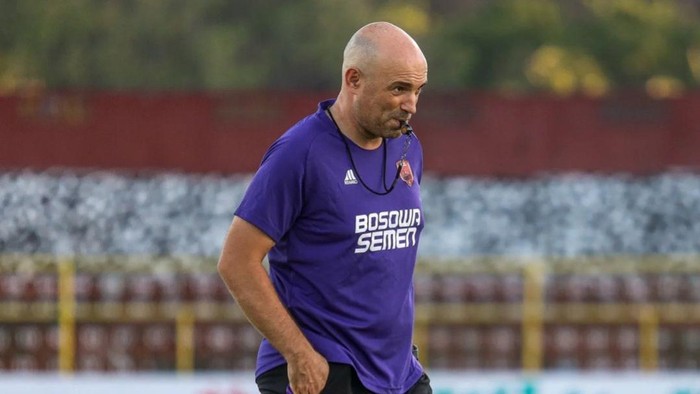 Pelatih PSM Makassar Bernardo Tavares memimpin latihan di Stadion Gelora BJ Habibie, Parepare.