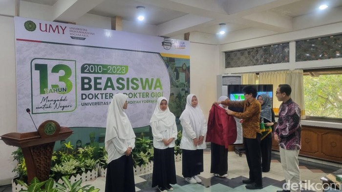 Pemberian beasiswa kuliah dokter gratis di UMY, Jumat (4/8/2023). Beasiswa ini diberikan untuk 5 siswa miskin dengan total Rp 6 miliar.