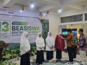 Tangis Haru Efri Siswi Purbalingga Dapat Beasiswa Kuliah Dokter Gratis di UMY