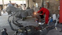 Pekerja menyelesaikan pembuatan patung kuda dari bahan pipa stainless di Timboel Keramik Kasongan, Bantul, DI Yogyakarta, Jumat (4/8/2023).
