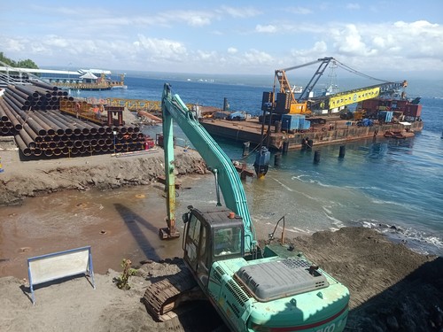 Pengerjaan proyek peningkatan status dermaga ponton menjadi dermaga MB di Pelabuhan Gilimanuk, Kecamatan Melaya, Kabupaten Jembrana, Bali, Jumat (4/8/2023). (I Putu Adi Budiastrawan/detikBali)