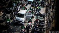 Kemacetan yang sudah menjadi pemandangan sehari-hari ini karena ojol dan taksi yang menjemput penumpang di sembarang titik sehingga memakan satu lajur jalanan.