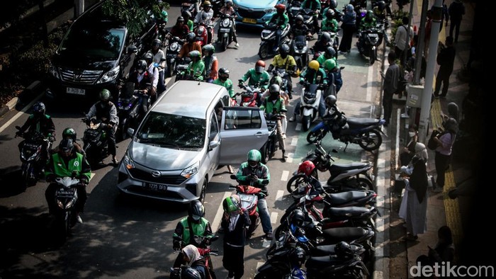 Penjemputan di Sembarang Titik Bikin Macet Kawasan Stasiun Palmerah Kawasan Stasiun Palmerah, Jakarta, terpantau macet, Jumat (4/8/2023) pagi. Macet disebabkan ojol dan taksi yang menjemput di sembarang titik.