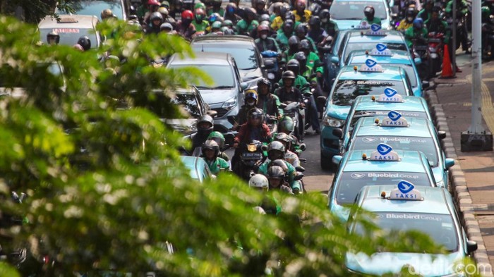 Penjemputan di Sembarang Titik Bikin Macet Kawasan Stasiun Palmerah Kawasan Stasiun Palmerah, Jakarta, terpantau macet, Jumat (4/8/2023) pagi. Macet disebabkan ojol dan taksi yang menjemput di sembarang titik.
