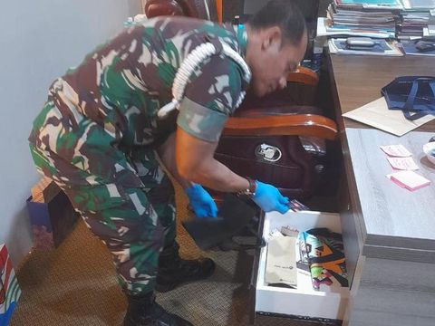 Penyidik Puspom TNI bersama penyidik KPK menggeledah Kantor Basarnas terkait kasus suap Kabasarnas Marsdya Henri Alfiandi, Jumat (4/8/2023).