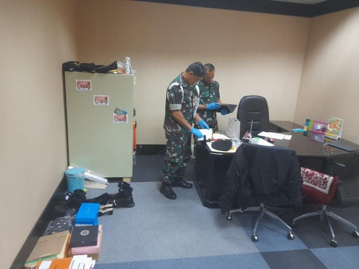Penyidik Puspom TNI bersama penyidik KPK menggeledah Kantor Basarnas terkait kasus suap Kabasarnas Marsdya Henri Alfiandi, Jumat (4/8/2023).