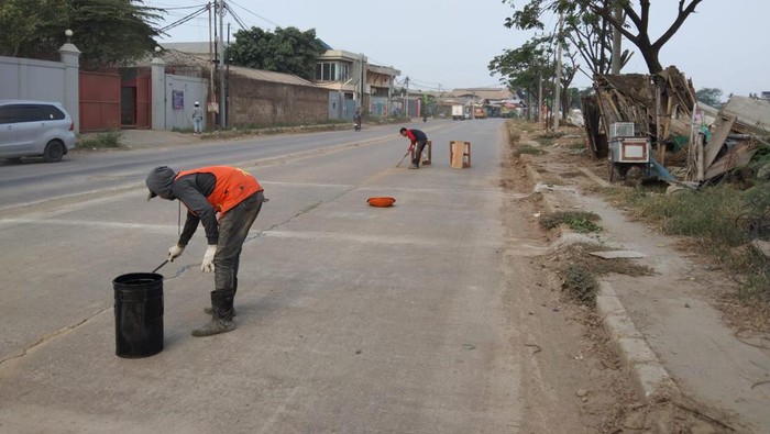 Perbaikan Jl Raya Perancis, pengaplikasian joint sealant. Kabupaten Tangerang, 3 Agustus 2023. (Dok DBMSDA Kab Tangerang)