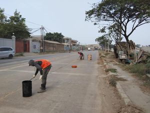Bina Marga Kabupaten Tangerang Pasang Joint Sealant di Jl Perancis, Dadap